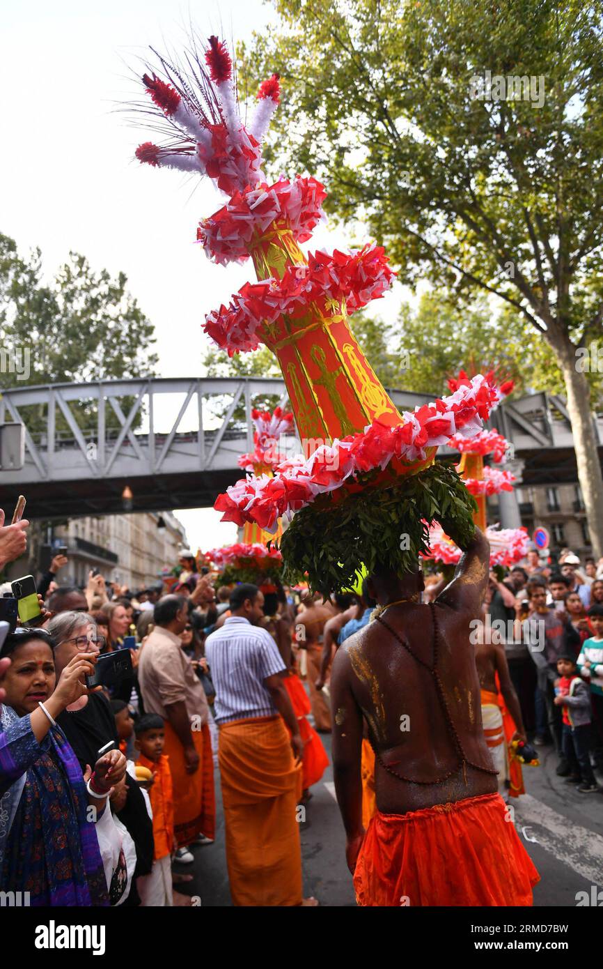 Das Festival des Elefanten Gottes Ganesh, das jedes Jahr im 18. Arrondissement gefeiert wird, kehrt am 27. August 2023 in Paris zurück. Wie jedes Jahr organisiert der Pariser Ganesh-Tempel Sri Manicka Vinayakar Alayam das Festival des Gottes Ganesh. Das Festival feiert den Geburtstag des Kindergottes, dessen Vater ihm den Kopf abgeschnitten und durch den eines Elefanten ersetzt hat. Lord Ganesh ist der Sohn der Gottheiten Shiva und Parvati. Als Symbol der Liebe und des Wissens ist dieser elefantenköpfige Kindergott für die Hindus der Ursprung der Welt und aller Ereignisse des Lebens. Sein Geburtstag wird mit gefeiert Stockfoto
