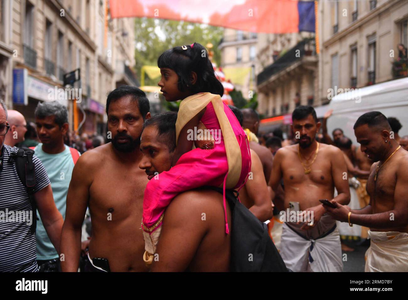 Das Festival des Elefanten Gottes Ganesh, das jedes Jahr im 18. Arrondissement gefeiert wird, kehrt am 27. August 2023 in Paris zurück. Wie jedes Jahr organisiert der Pariser Ganesh-Tempel Sri Manicka Vinayakar Alayam das Festival des Gottes Ganesh. Das Festival feiert den Geburtstag des Kindergottes, dessen Vater ihm den Kopf abgeschnitten und durch den eines Elefanten ersetzt hat. Lord Ganesh ist der Sohn der Gottheiten Shiva und Parvati. Als Symbol der Liebe und des Wissens ist dieser elefantenköpfige Kindergott für die Hindus der Ursprung der Welt und aller Ereignisse des Lebens. Sein Geburtstag wird mit gefeiert Stockfoto