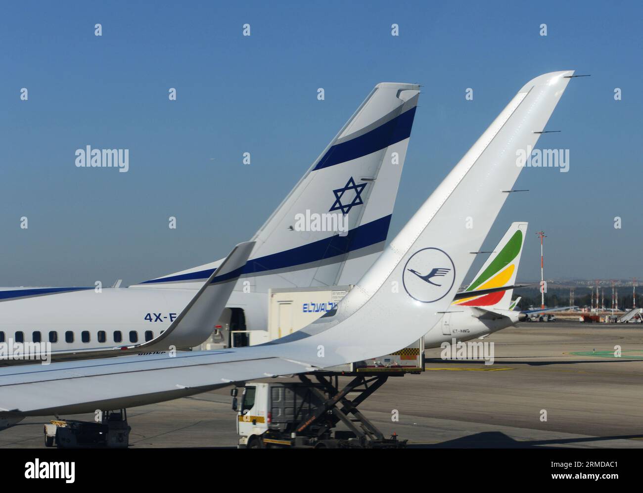 Lufthansa, ElAl und Äthiopische Fluggesellschaften Flugzeuge auf dem Asphalt des internationalen Flughafens Ben Gurion, Israel. Stockfoto