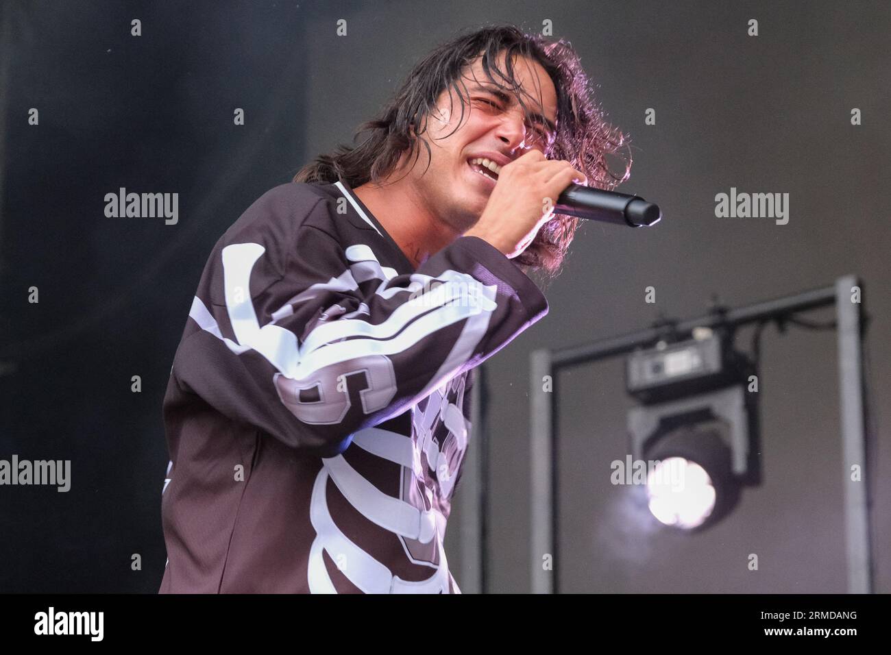 Naska, Künstlername von Diego Caterbetti während seiner Live-Auftritte beim AMA Music Festival am 26. August 2023 in Romano dEzzelino, Vicenza, Italien. (Foto: Roberto Tommasini/NurPhoto) Credit: NurPhoto SRL/Alamy Live News Stockfoto