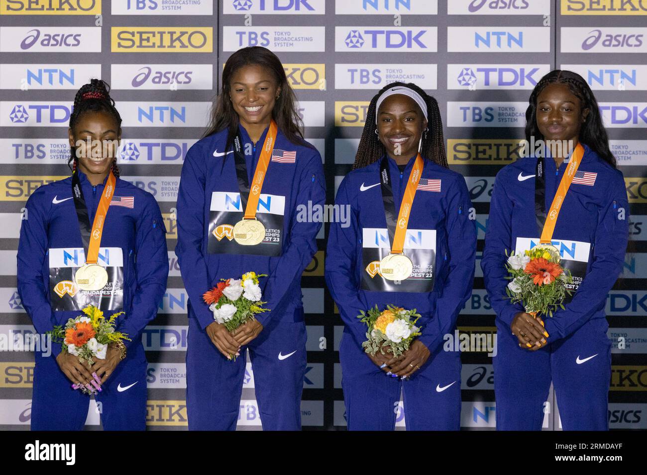Budapest. 27. August 2023. Das Goldmedaillengewinnerteam USA nimmt am 27. August 2023 an der Preisverleihung für die 4x100m-Staffel der Frauen bei den Leichtathletik-Weltmeisterschaften Budapest 2023 in Budapest, Ungarn, Teil. Quelle: Attila Volgyi/Xinhua/Alamy Live News Stockfoto