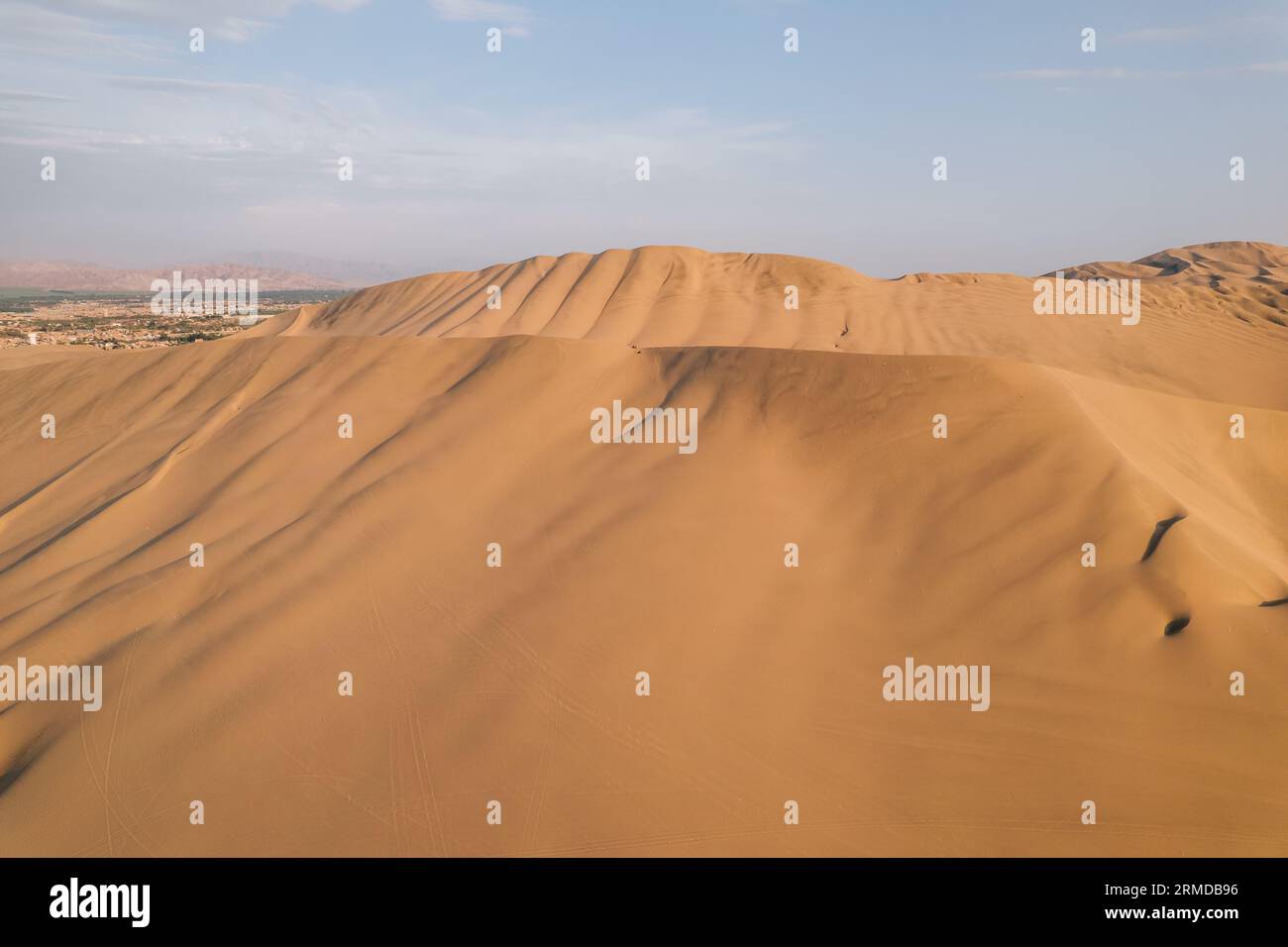 Luftaufnahme von Wüstentexturen in Huacachina, Ica, Peru, Südamerika Stockfoto