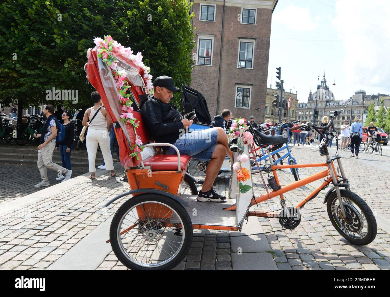 Fahrradtour mit der Rikscha in der Nähe von Nyhavn, Kopenhagen, Dänemark. Stockfoto