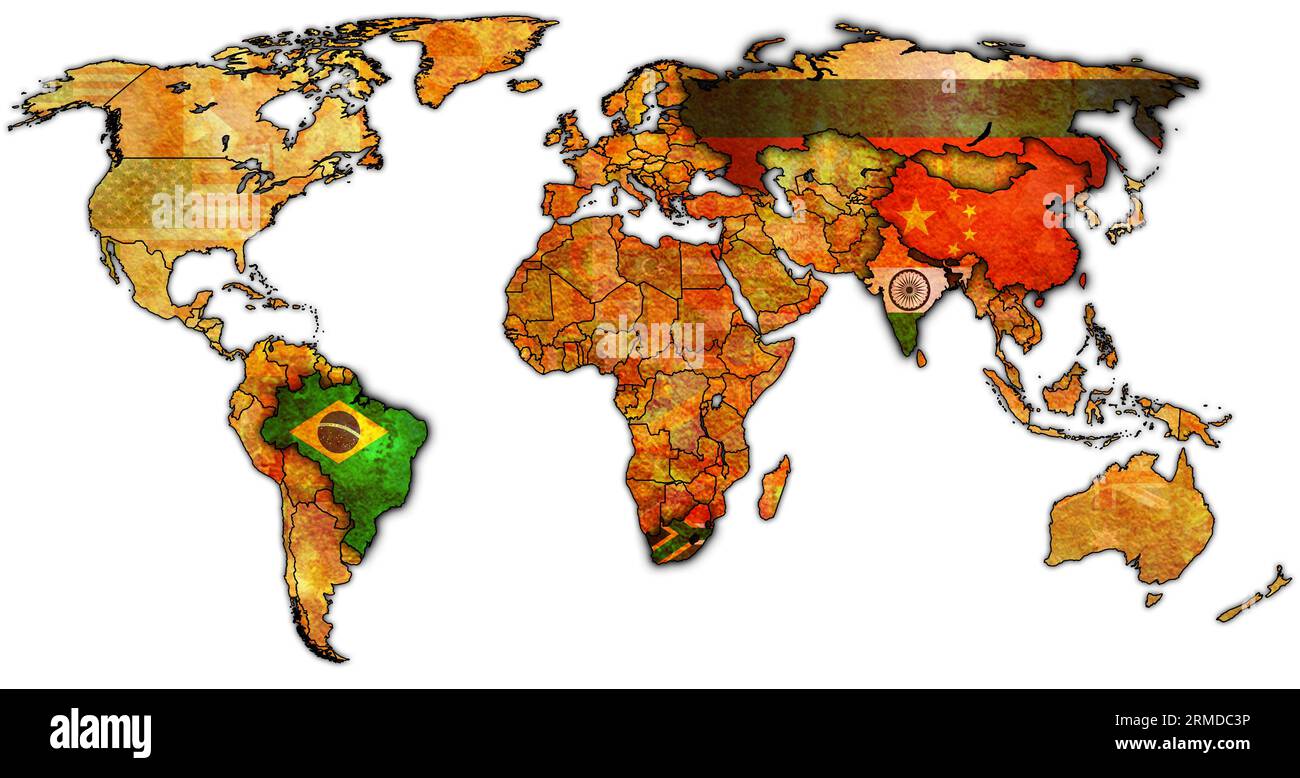 BRICS-Mitgliedsländer Flaggen auf politischer Weltkarte mit nationalen Grenzen Stockfoto