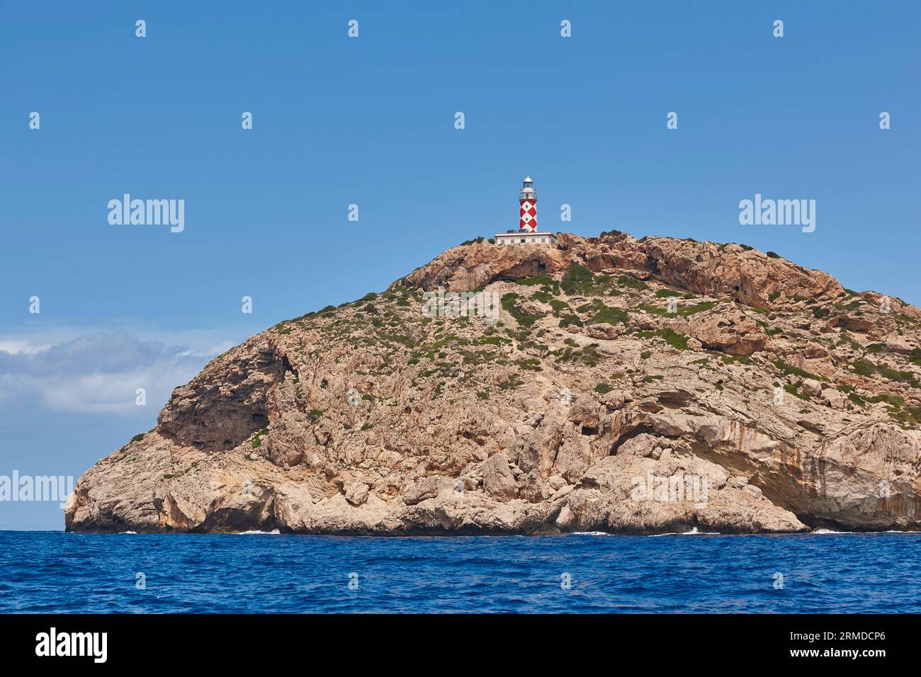 Malerischer Leuchtturm auf der Insel Cabrera, Balearen-Archipel. Mittelmeerküste. Spanien Stockfoto