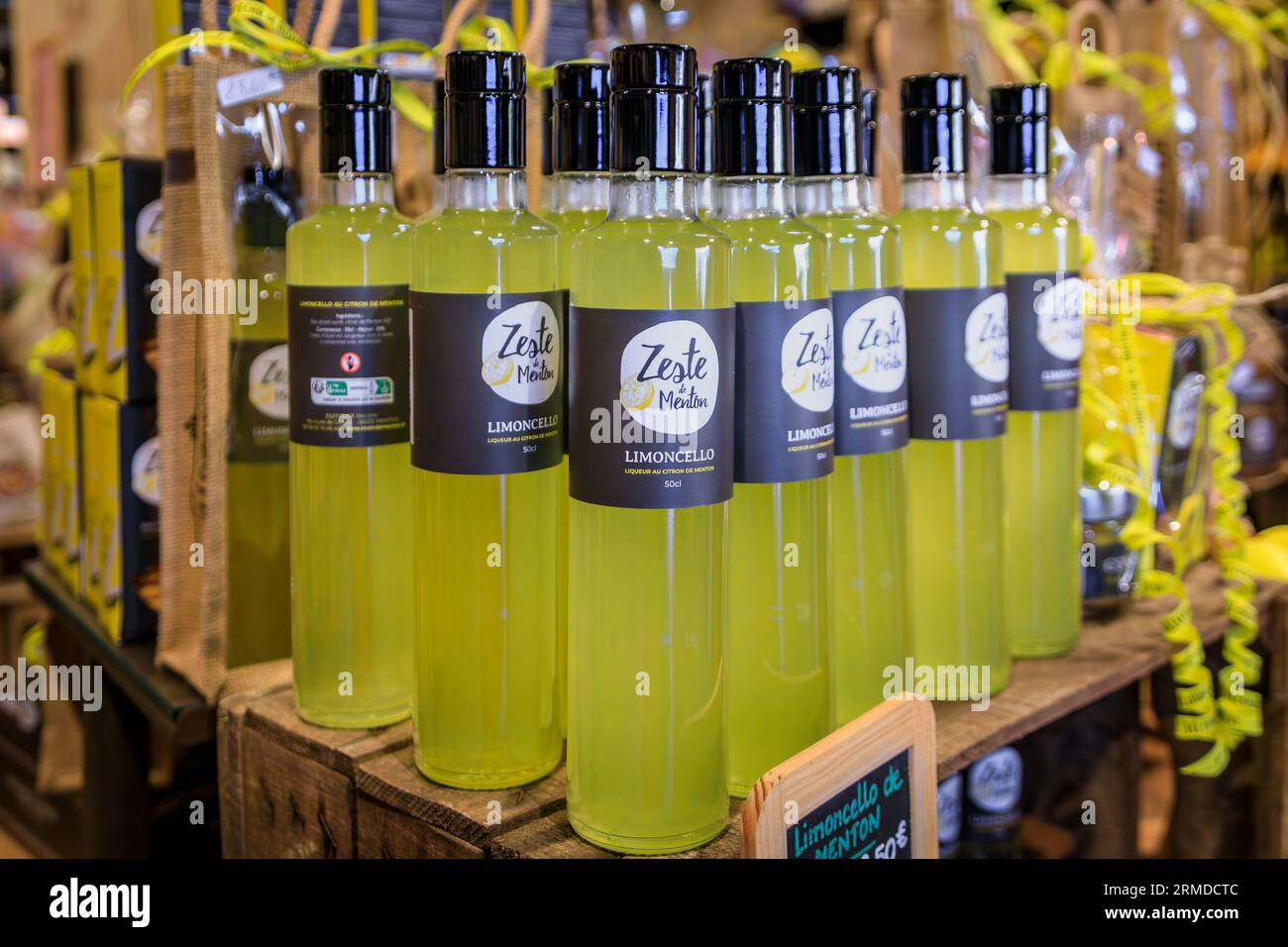 Menton, Frankreich - 26. Mai 2023: Buntes Gourmet-Limoncello aus der Schale der lokalen Zitronen in Flaschen in einem Kunsthandwerksladen in der Altstadt Stockfoto