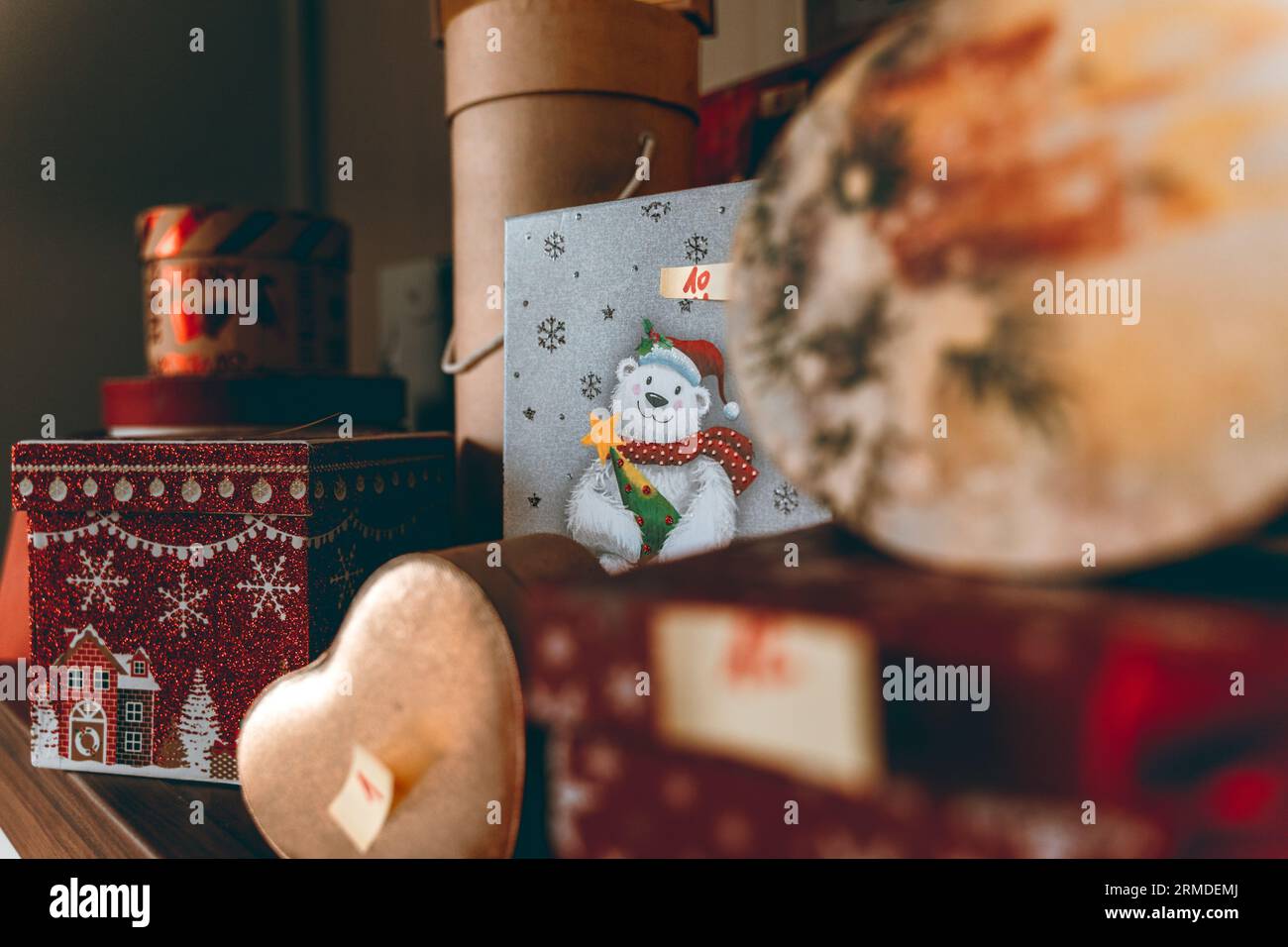 Traditionelle Weihnachtsaktivitäten mit nummerierten Boxen und Überraschungen für die Weihnachtszeit. Stockfoto