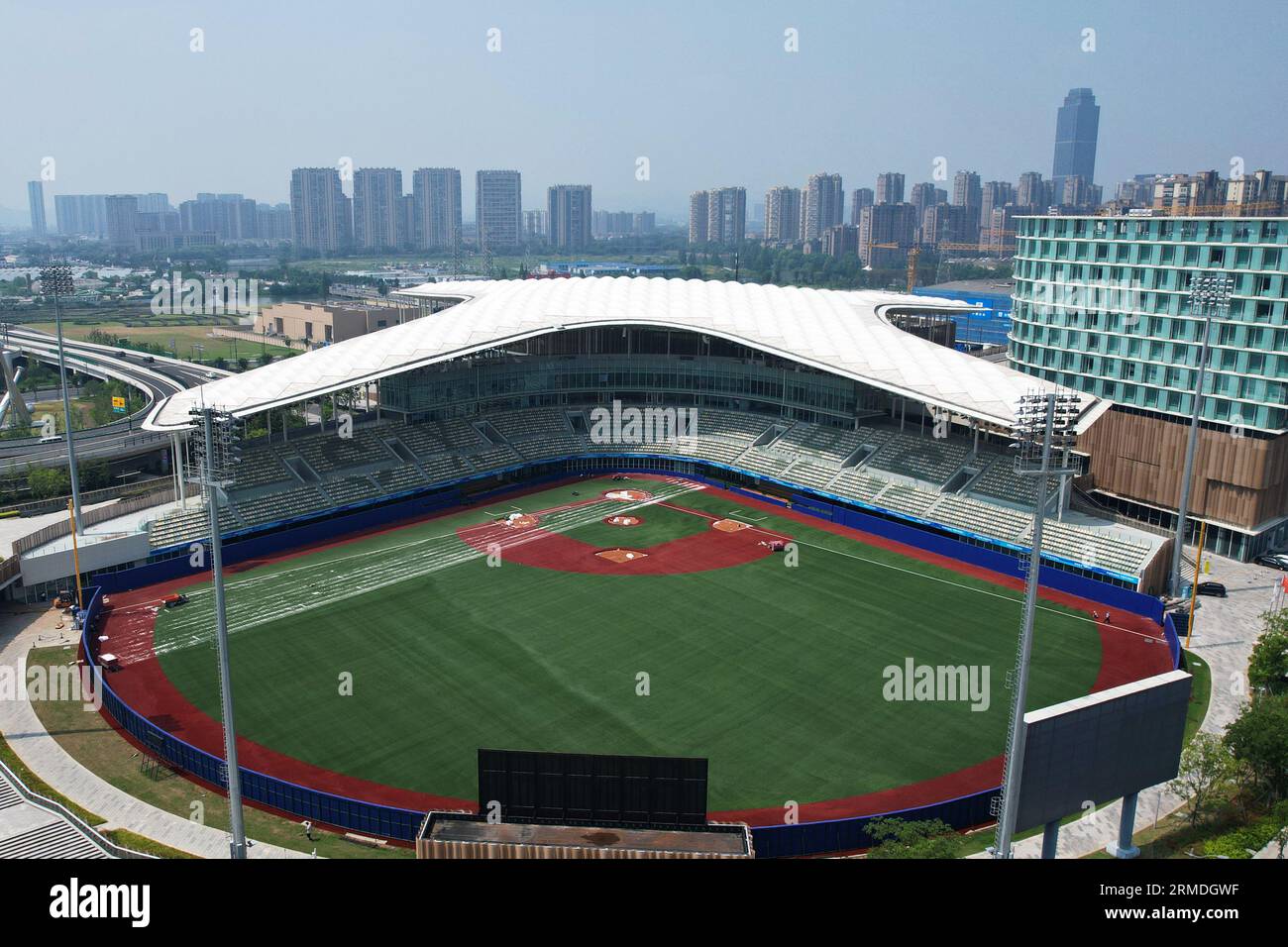 SHAOXING, CHINA - 28. AUGUST 2023 - das Foto der Drohne vom 28. August 2023 zeigt das Shaoxing Baseball Sports and Culture Center für die Asienspiele in Stockfoto