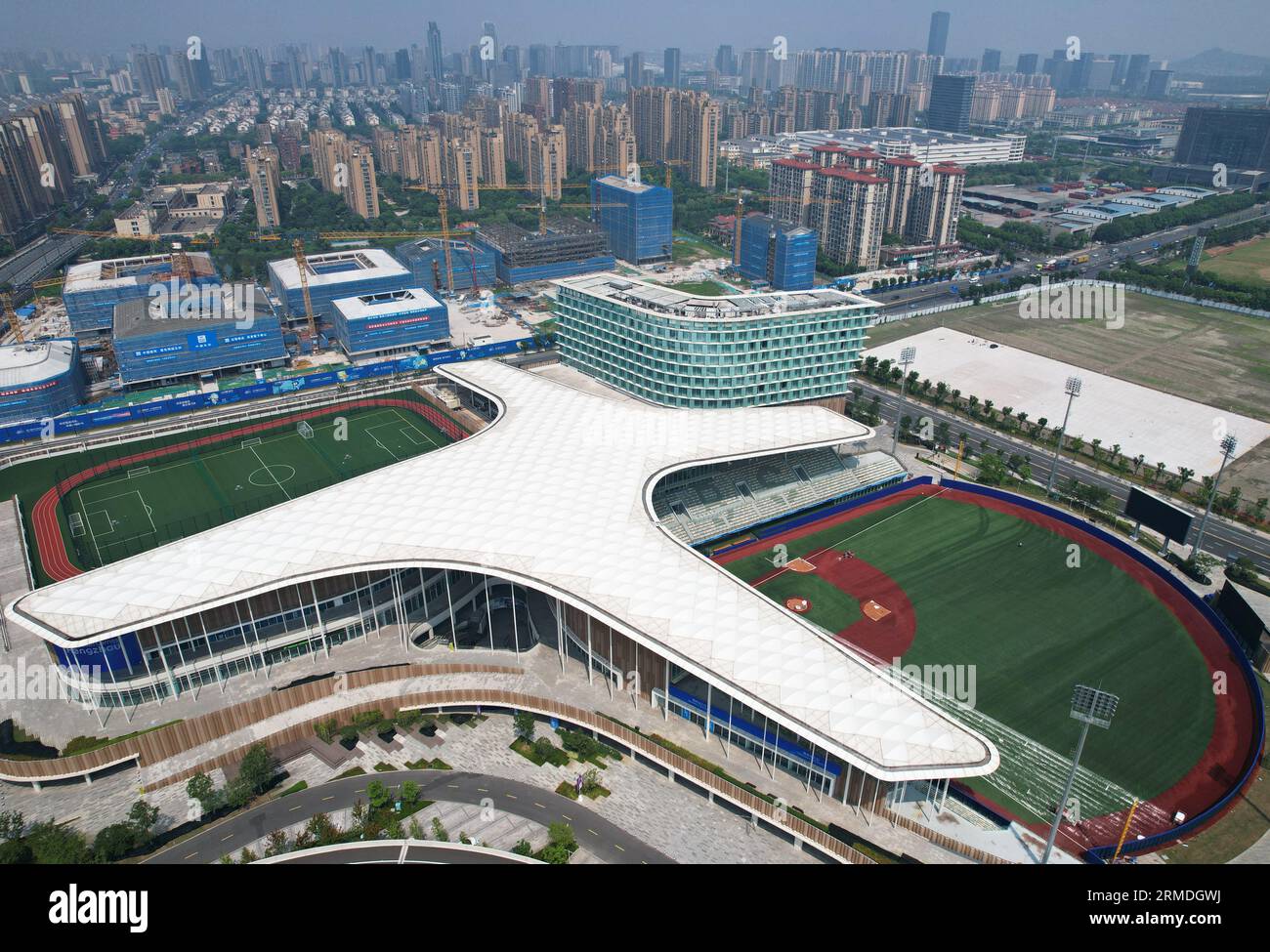 SHAOXING, CHINA - 28. AUGUST 2023 - das Foto der Drohne vom 28. August 2023 zeigt das Shaoxing Baseball Sports and Culture Center für die Asienspiele in Stockfoto