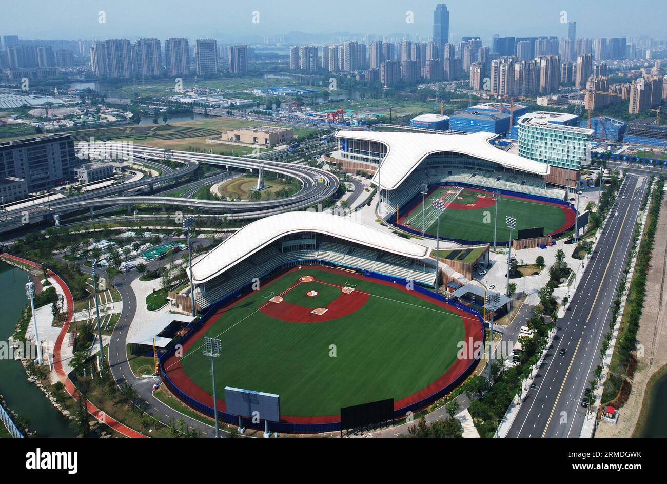 SHAOXING, CHINA - 28. AUGUST 2023 - das Foto der Drohne vom 28. August 2023 zeigt das Shaoxing Baseball Sports and Culture Center für die Asienspiele in Stockfoto