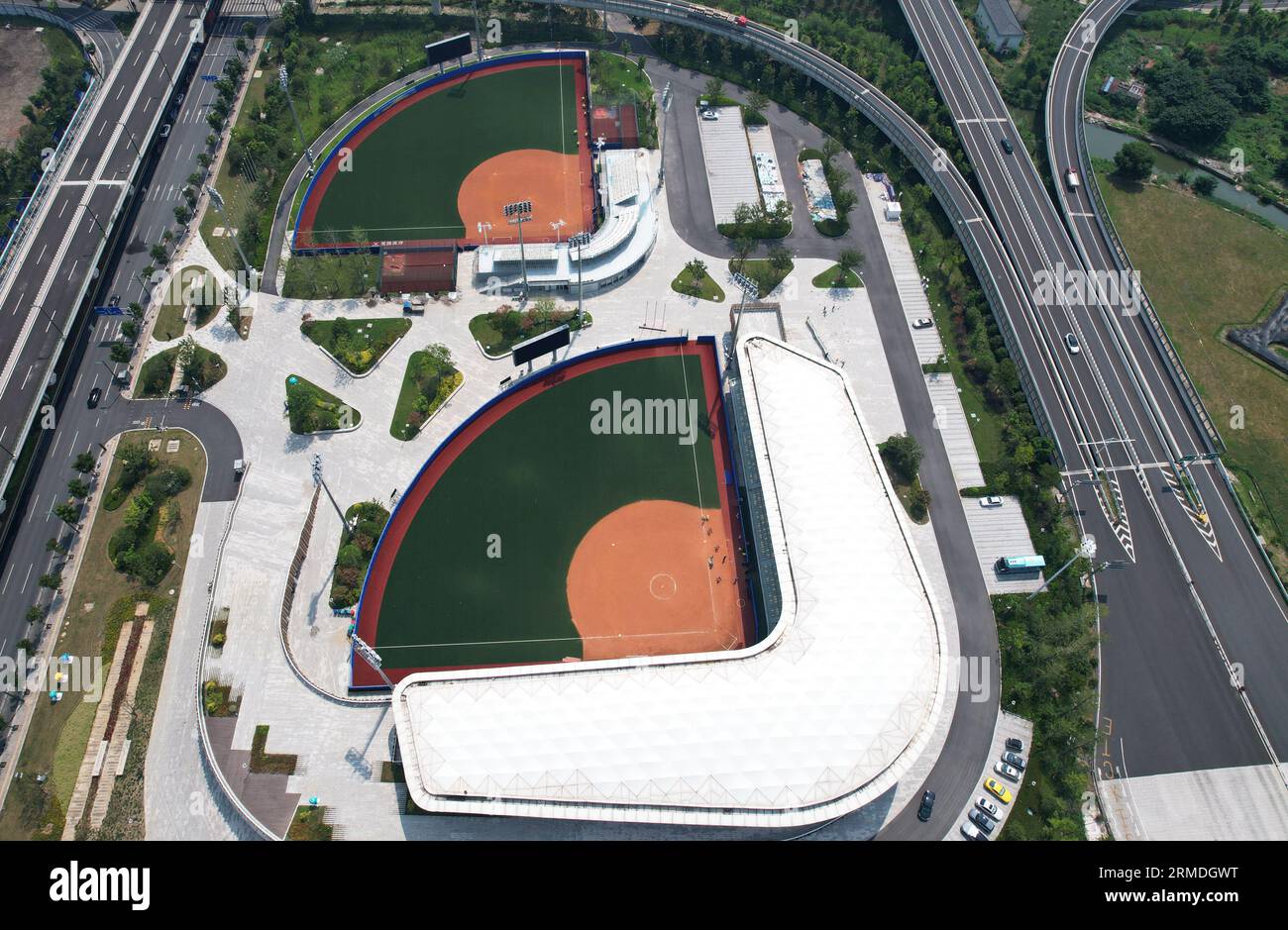 SHAOXING, CHINA - 28. AUGUST 2023 - das Foto der Drohne vom 28. August 2023 zeigt das Shaoxing Baseball Sports and Culture Center für die Asienspiele in Stockfoto