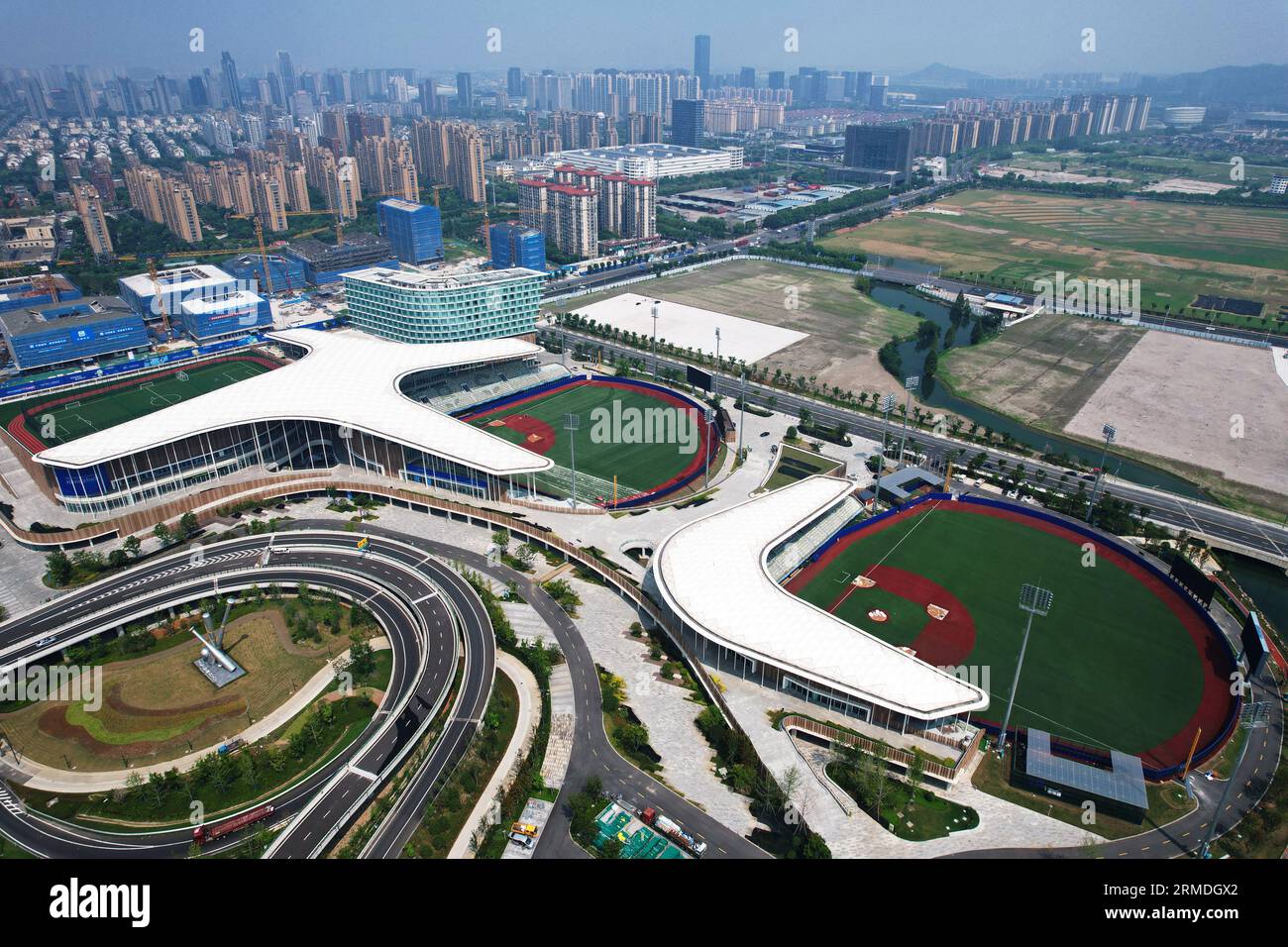 SHAOXING, CHINA - 28. AUGUST 2023 - das Foto der Drohne vom 28. August 2023 zeigt das Shaoxing Baseball Sports and Culture Center für die Asienspiele in Stockfoto