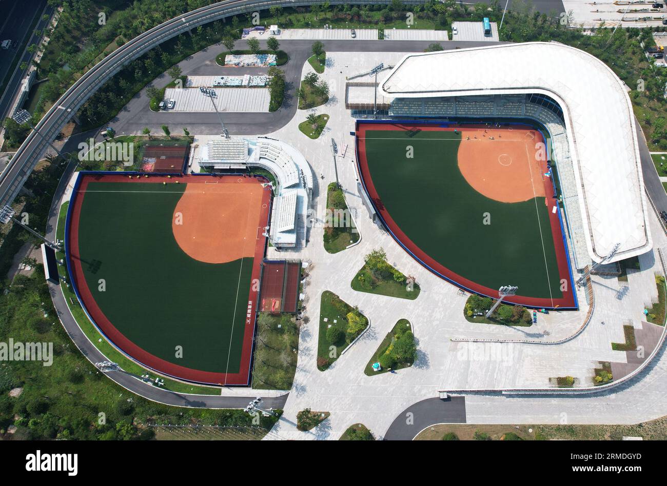 SHAOXING, CHINA - 28. AUGUST 2023 - das Foto der Drohne vom 28. August 2023 zeigt das Shaoxing Baseball Sports and Culture Center für die Asienspiele in Stockfoto