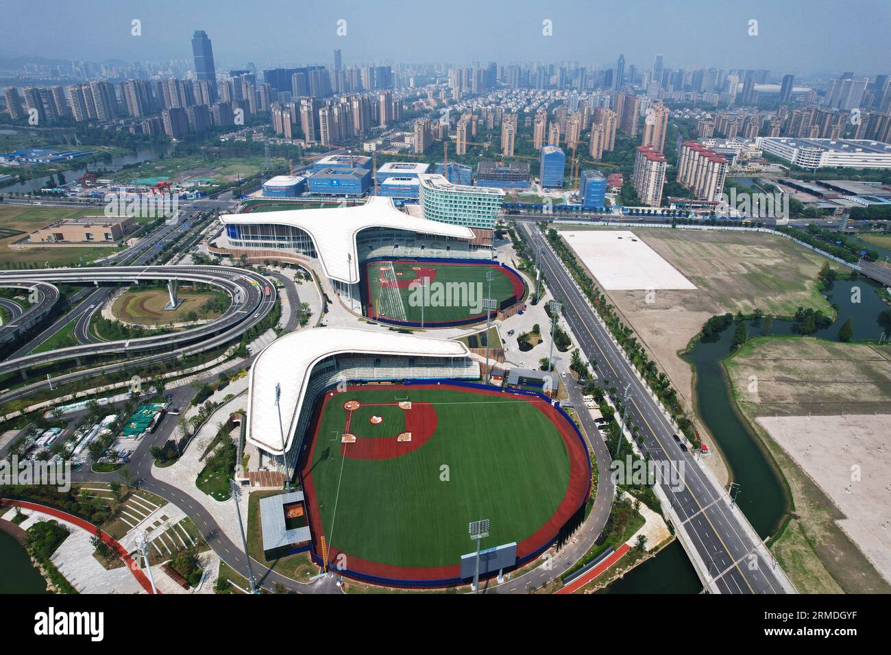 SHAOXING, CHINA - 28. AUGUST 2023 - das Foto der Drohne vom 28. August 2023 zeigt das Shaoxing Baseball Sports and Culture Center für die Asienspiele in Stockfoto