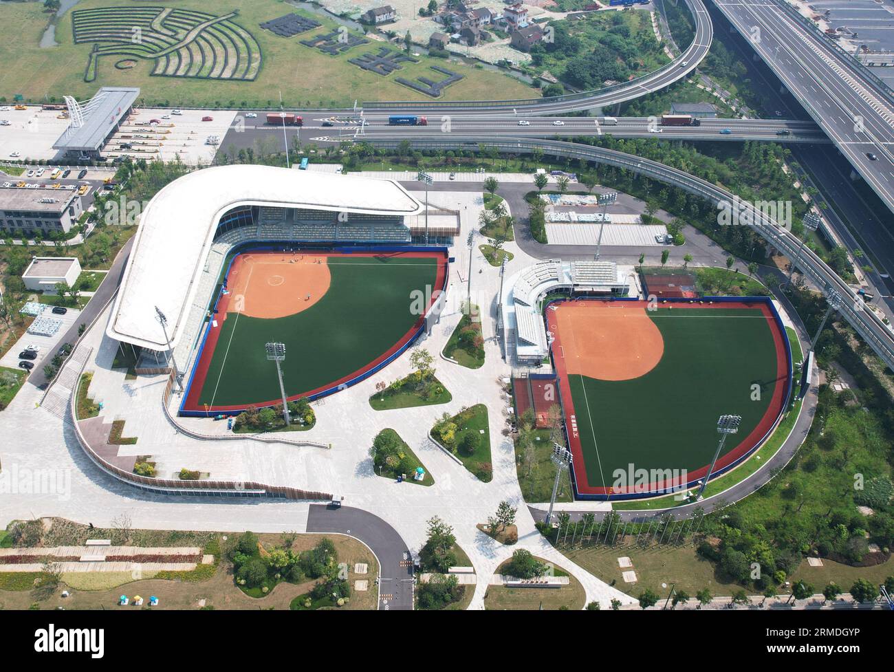 SHAOXING, CHINA - 28. AUGUST 2023 - das Foto der Drohne vom 28. August 2023 zeigt das Shaoxing Baseball Sports and Culture Center für die Asienspiele in Stockfoto