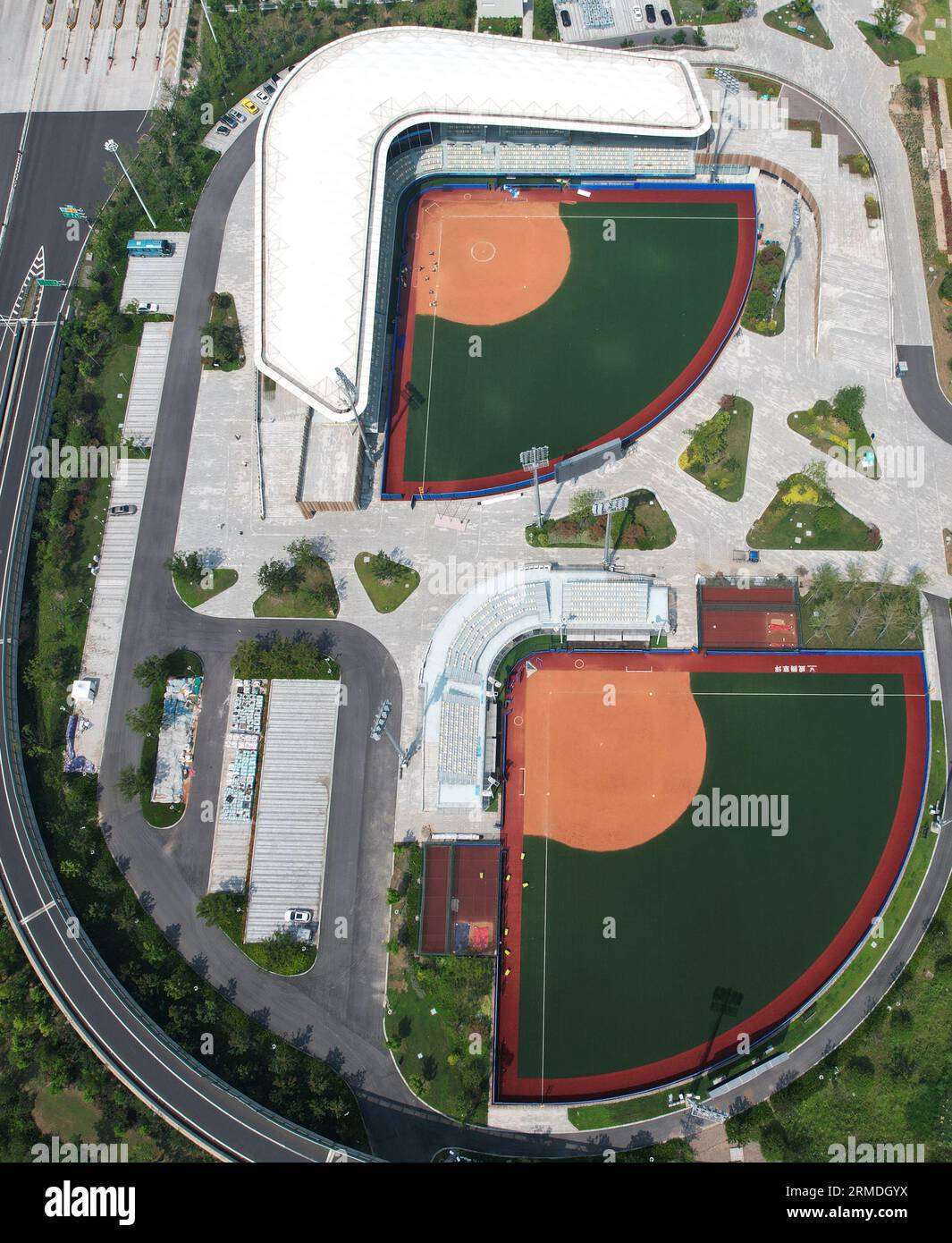 SHAOXING, CHINA - 28. AUGUST 2023 - das Foto der Drohne vom 28. August 2023 zeigt das Shaoxing Baseball Sports and Culture Center für die Asienspiele in Stockfoto