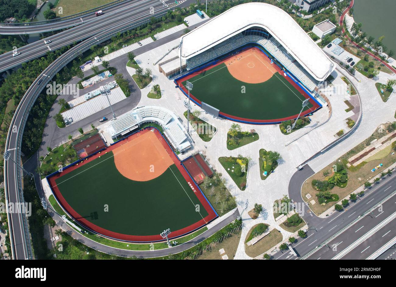 SHAOXING, CHINA - 28. AUGUST 2023 - das Foto der Drohne vom 28. August 2023 zeigt das Shaoxing Baseball Sports and Culture Center für die Asienspiele in Stockfoto