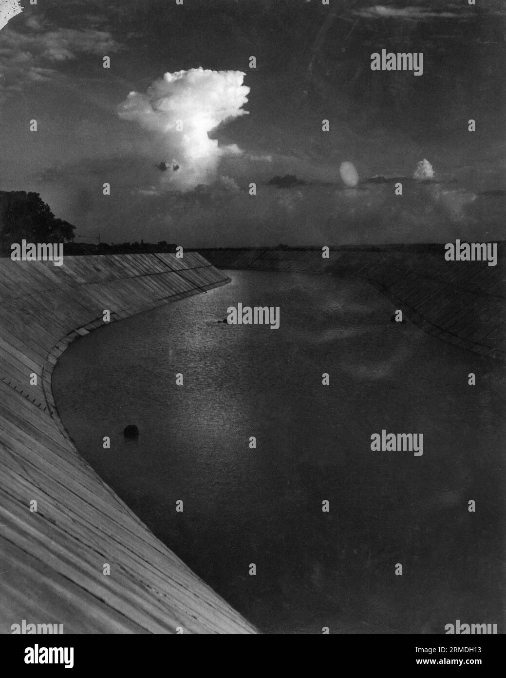 Alte Vintage 1900er Jahre schwarz-weiß Bild indischer Damm Wasserkanal Indien Stockfoto