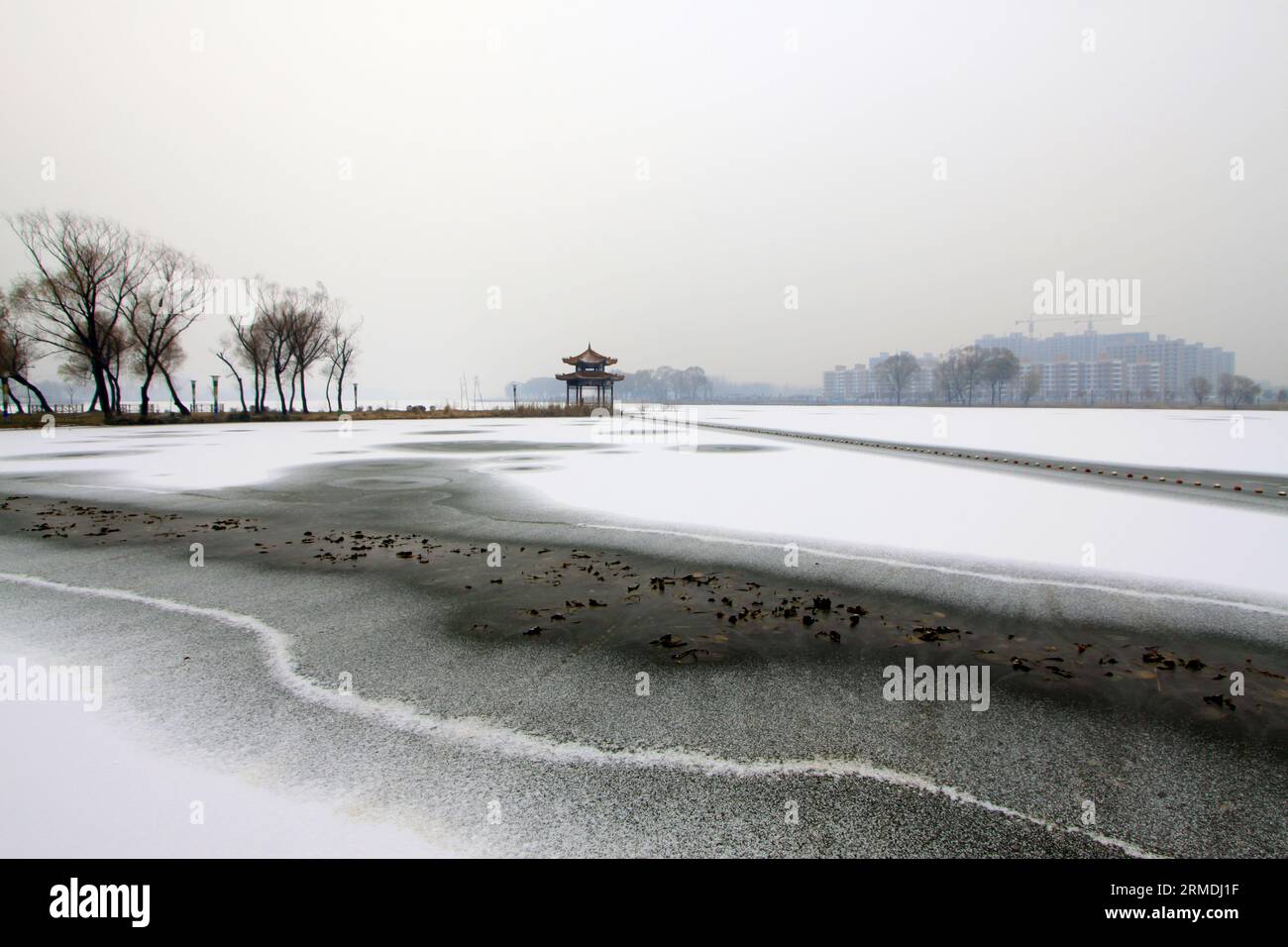 Gefrorene Naturlandschaft an der Flussoberfläche, im Winter China Stockfoto