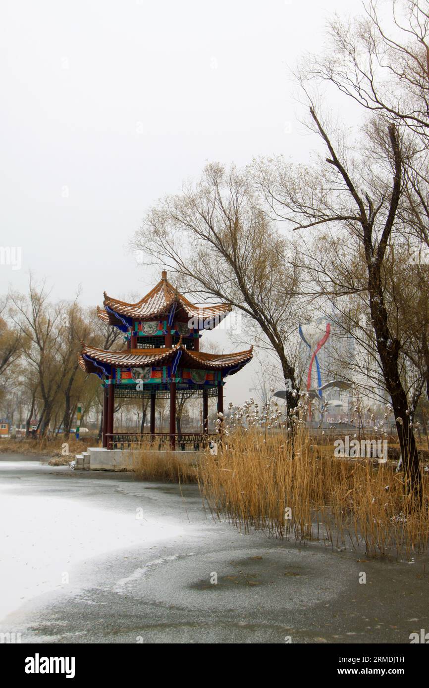 Gefrorene Naturlandschaft an der Flussoberfläche, im Winter China Stockfoto