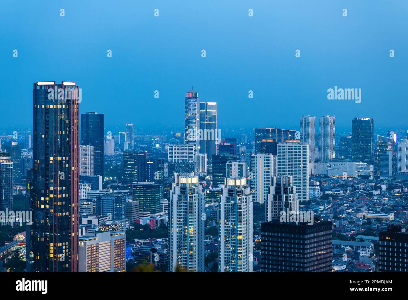 Landschaft der Skyline von Jakarta bei Nacht, der Hauptstadt Indonesiens Stockfoto