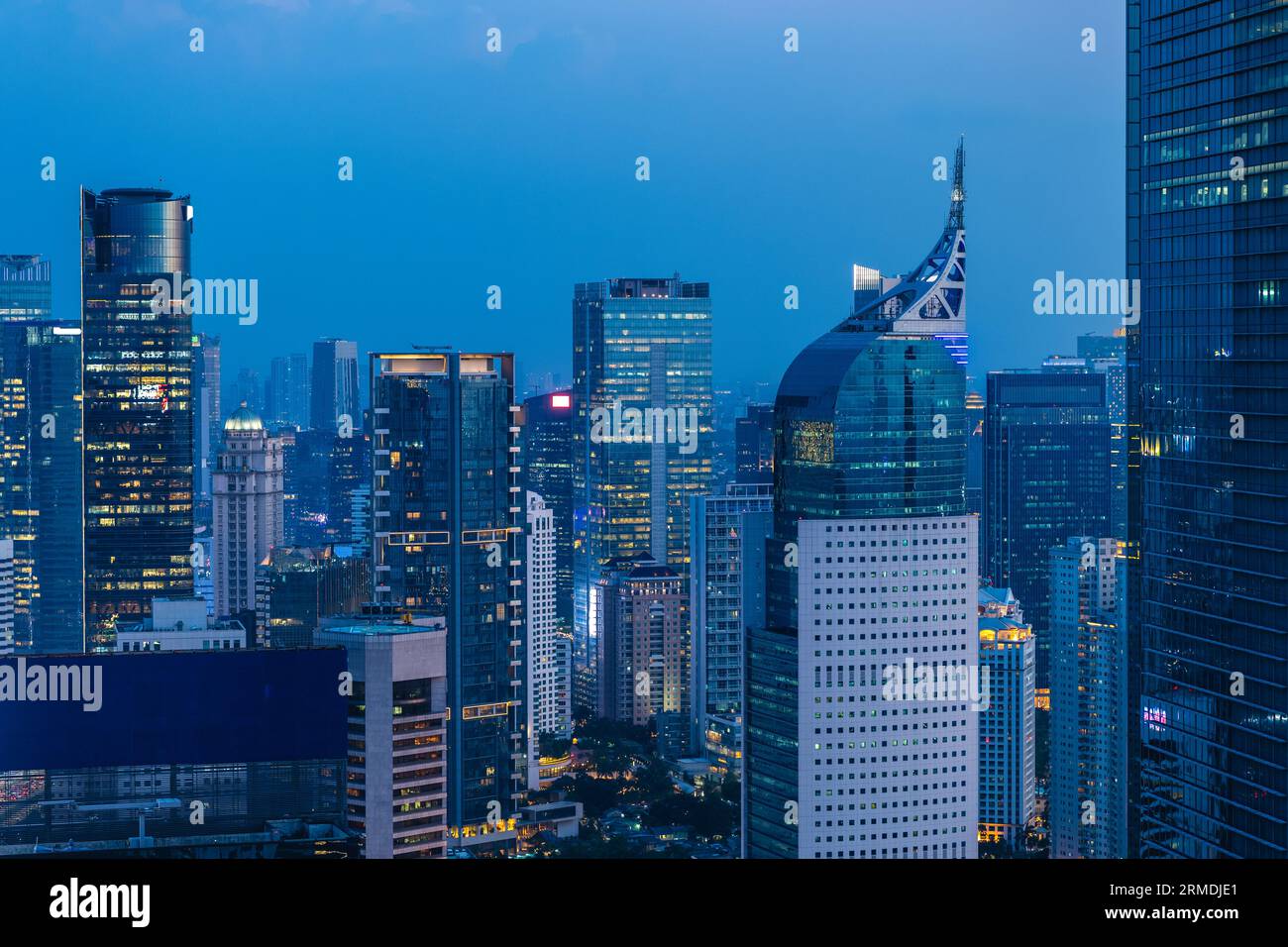 Landschaft der Skyline von Jakarta bei Nacht, der Hauptstadt Indonesiens Stockfoto
