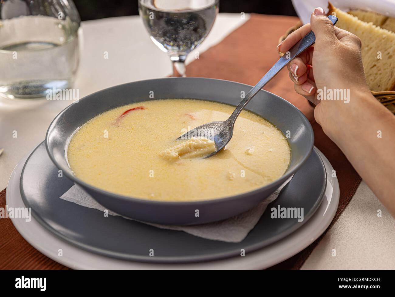 Schüssel mit leckerer traditioneller rumänischer Kuttsuppe, serviert auf dem Restauranttisch Stockfoto
