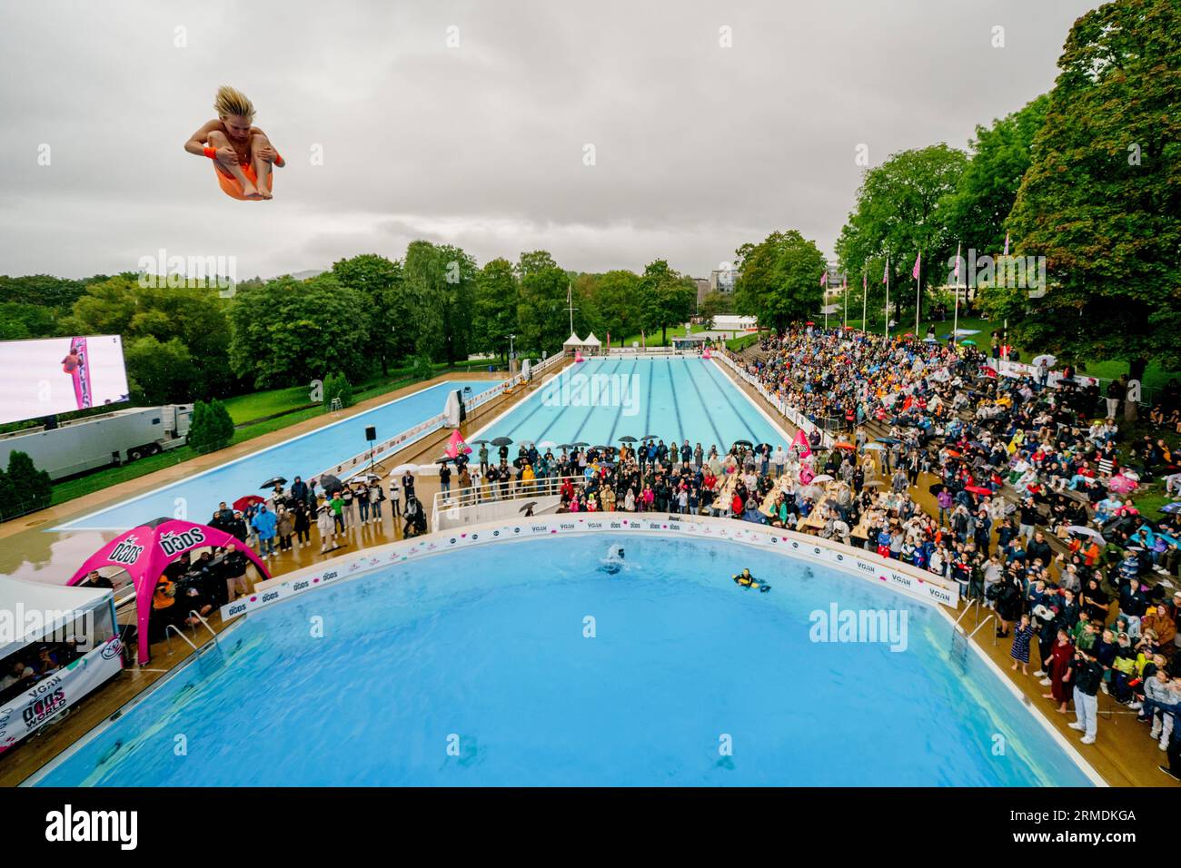 Oslo 20230826.Herman Solstad in der Luft während der Weltmeisterschaft im Death Diving 2023 in Frognerbadet in Oslo. Foto: Stian Lysberg Solum / NTB Stockfoto