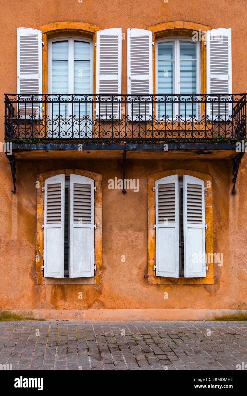 Blick auf die Straße und typisch französische Gebäude in der Stadt Metz, Frankreich. Stockfoto