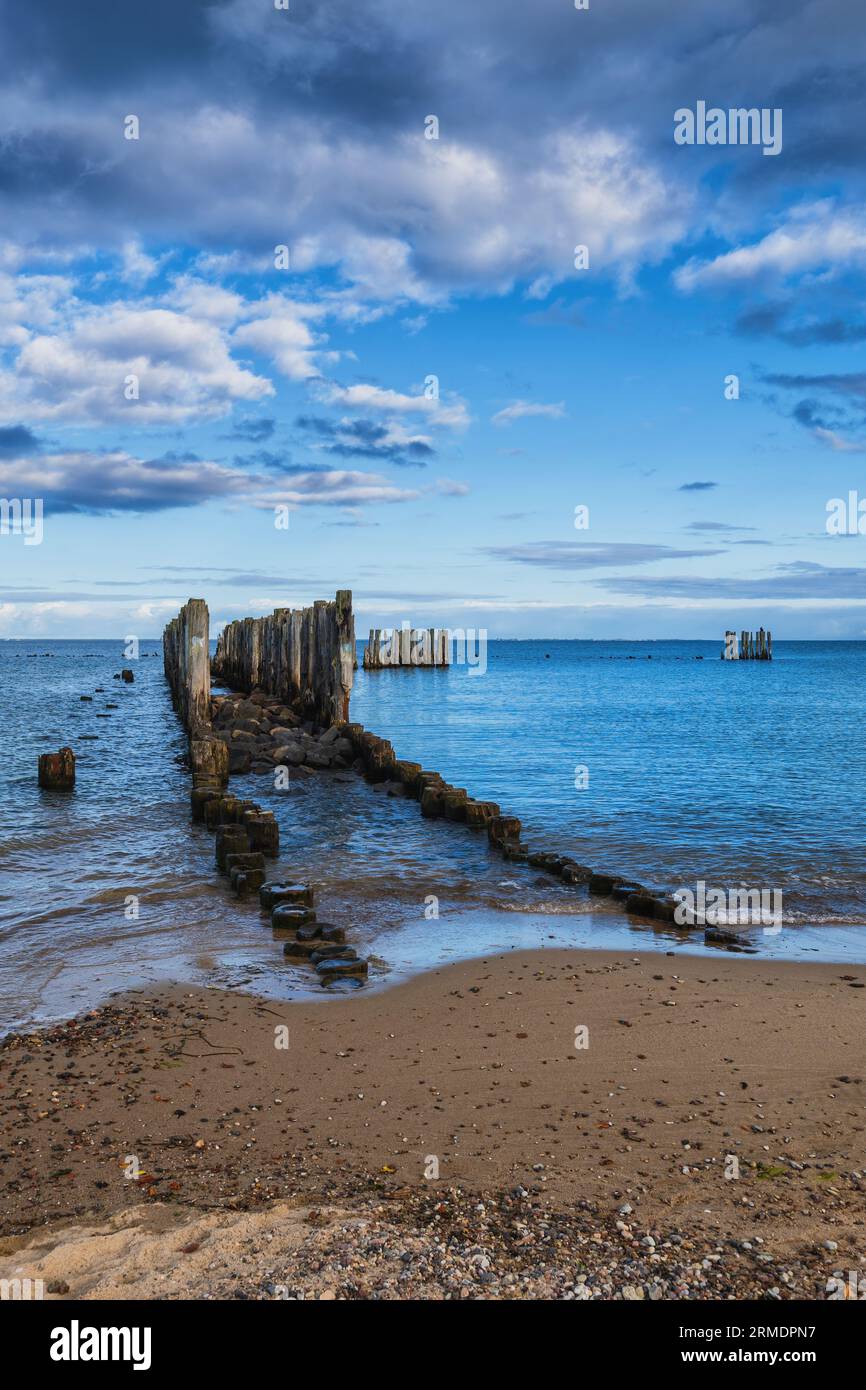 Der Pier befindet sich noch am Ostseestrand in Babie Doly, Gdynia, Polen. Stockfoto