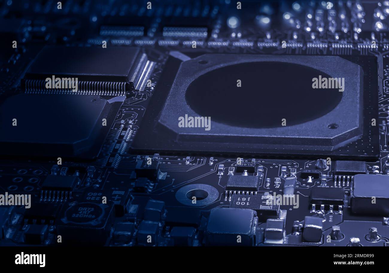 Komplexe Leiterplatte mit Computer-Hardware, die die Komplexität der Elektronikindustrie veranschaulicht. Stockfoto