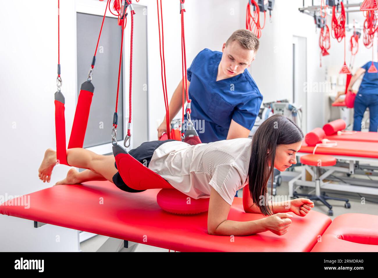 Eine junge Frau bei einem Arzttermin bei einem Rehabilitologen. Stockfoto