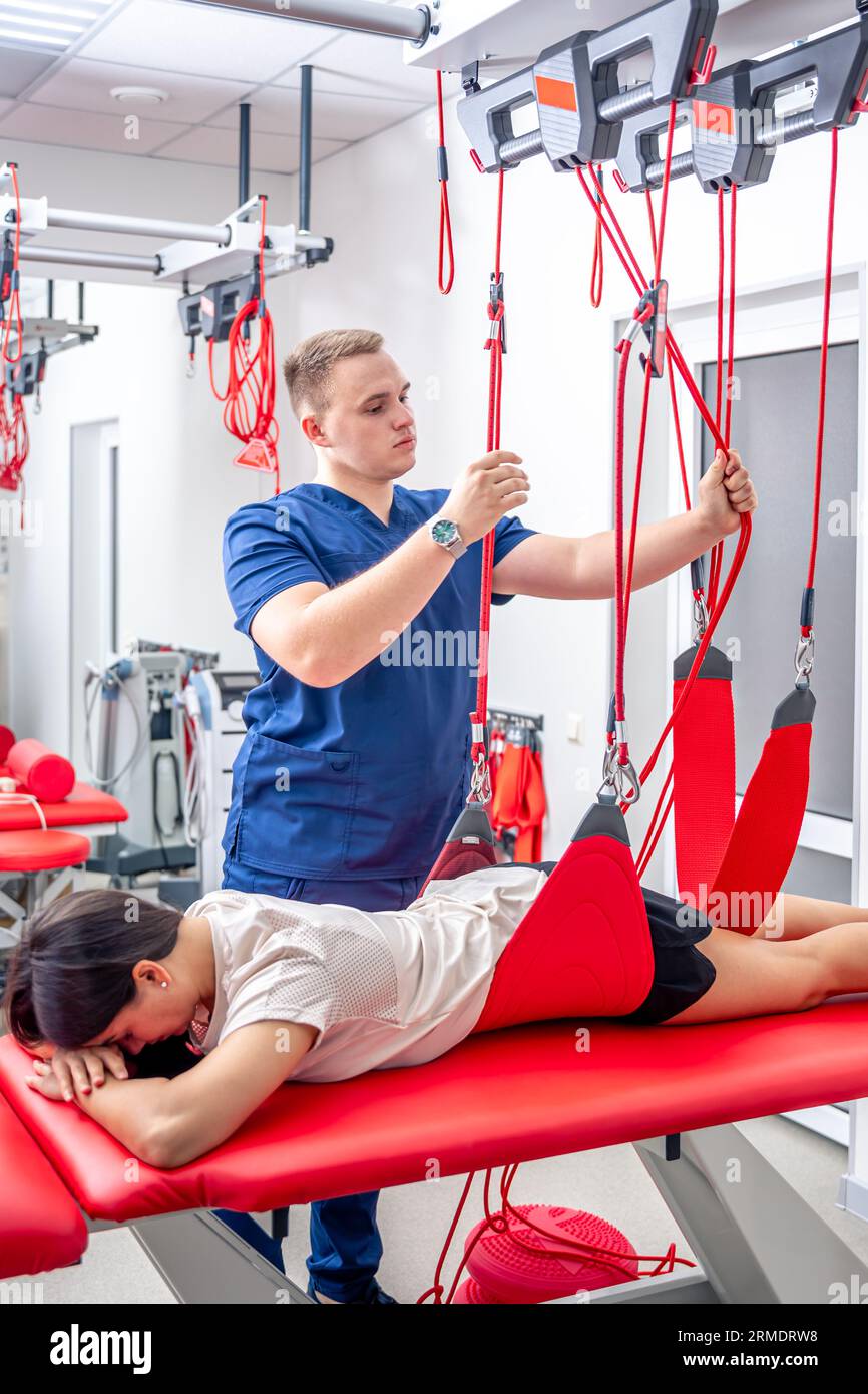 Eine junge Frau bei einem Arzttermin bei einem Rehabilitologen. Stockfoto