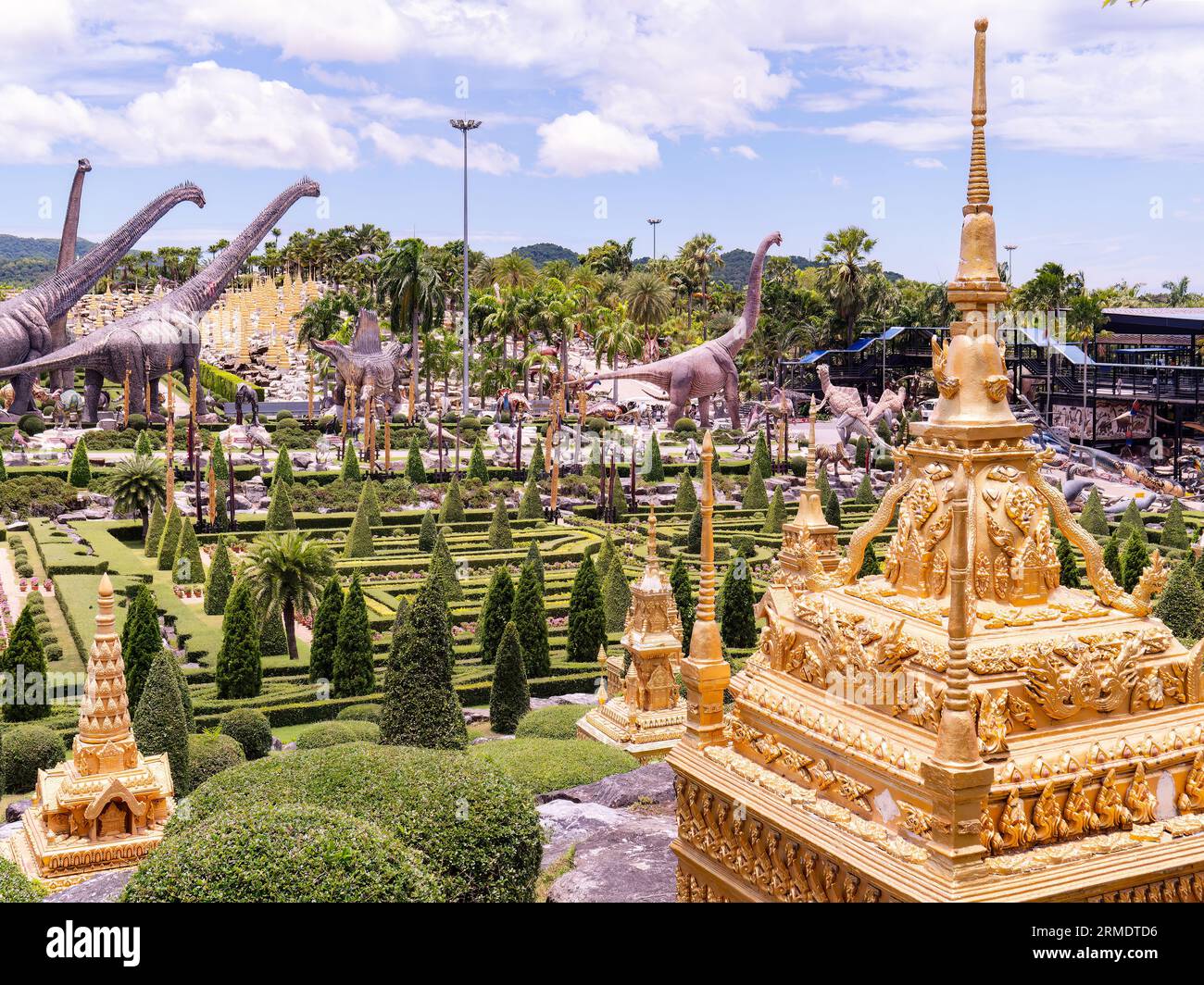 Pattaya, Thailand - 27. August 2023: Der Französische Garten und Dinosaurier-Park in Nong Nooch Wonder World in Pattaya, Thailand. Nong Nooch ist ein großer Park Stockfoto