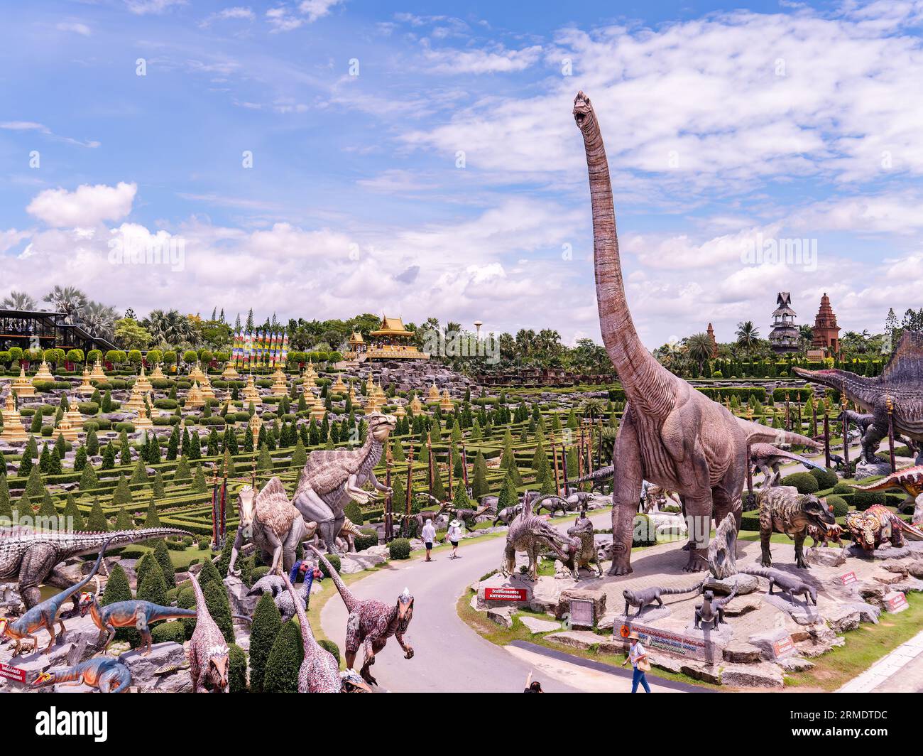 Pattaya, Thailand - 27. August 2023: Der Französische Garten und Dinosaurier-Park in Nong Nooch Wonder World in Pattaya, Thailand. Nong Nooch ist ein großer Park Stockfoto