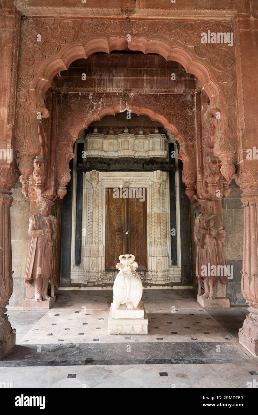 Lord Nandi im Inneren des Krishnapura Chhatris, auch bekannt als Krishna Pura Chhatris, erbaut Mitte des 19. Jahrhunderts, Indore, Madhya Pradesh, Indien Stockfoto