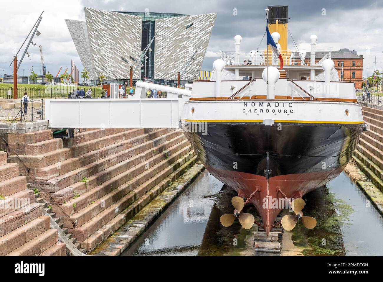 SS Nomadic, RMS Titanic und das letzte verbliebene White Star Line Schiff der Welt. Titanic Belfast, Museum, Belfast, Nordirland, U Stockfoto