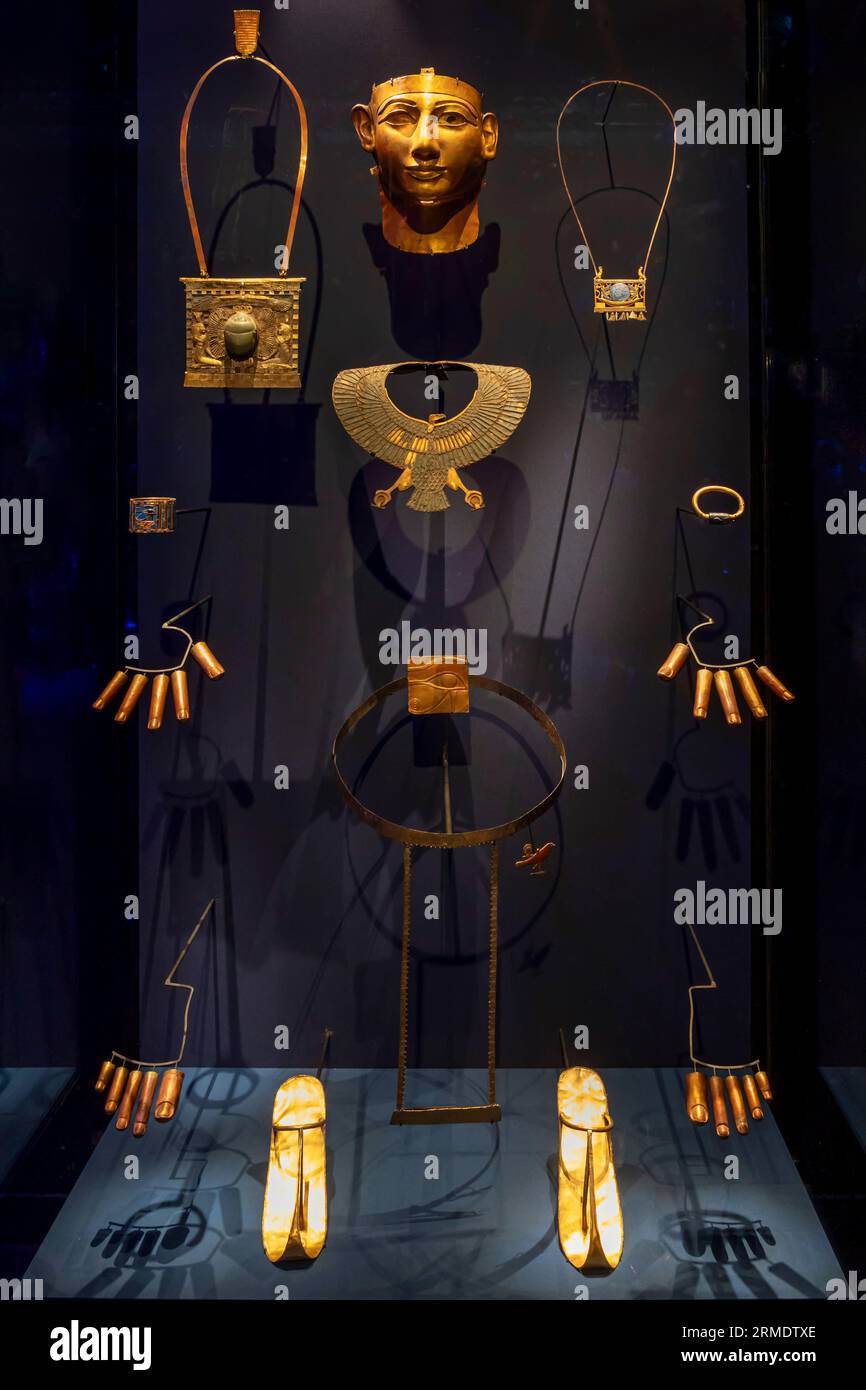Paris, Frankreich - 08 22 2023: Ramses II. Der große, Gold der Pharaonen. Die Goldbeerdigung, Amulette, Gürtel, Schmuck, goldene Finger- und Zehenstände von Shesho Stockfoto