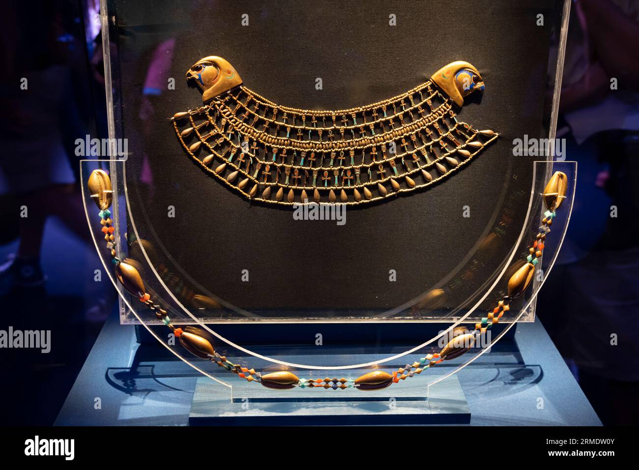 Paris, Frankreich - 08 22 2023: Ramses II. Der große, Gold der Pharaonen. Falcon-köpfiger breiter Kragen von Prinzessin Khnumit mit Hieroglyphen-Perlen Stockfoto