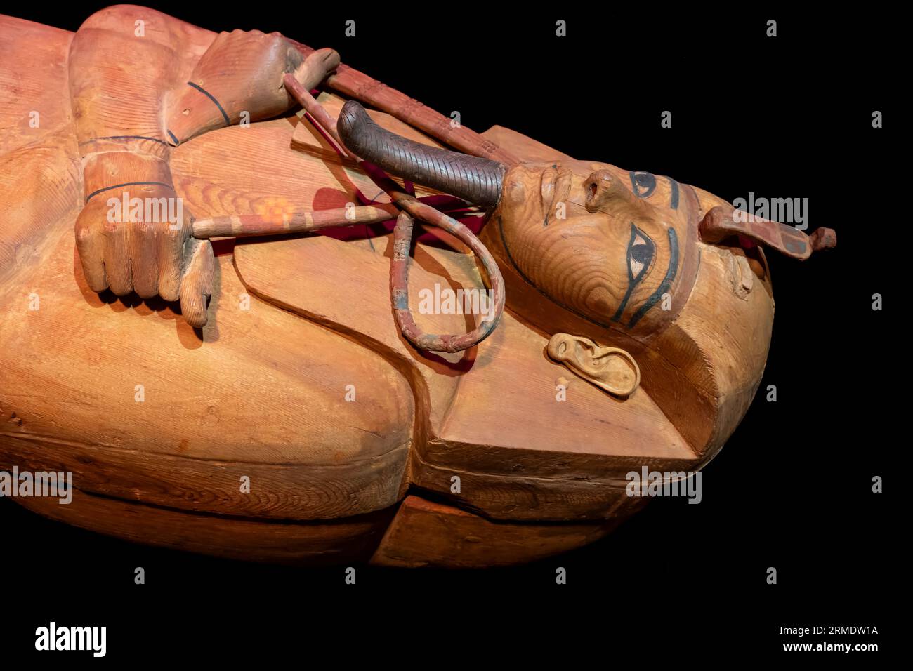 Paris, Frankreich - 08 22 2023: Ramses II. Der große, Gold der Pharaonen. Der Sarkophag von Ramses II Stockfoto