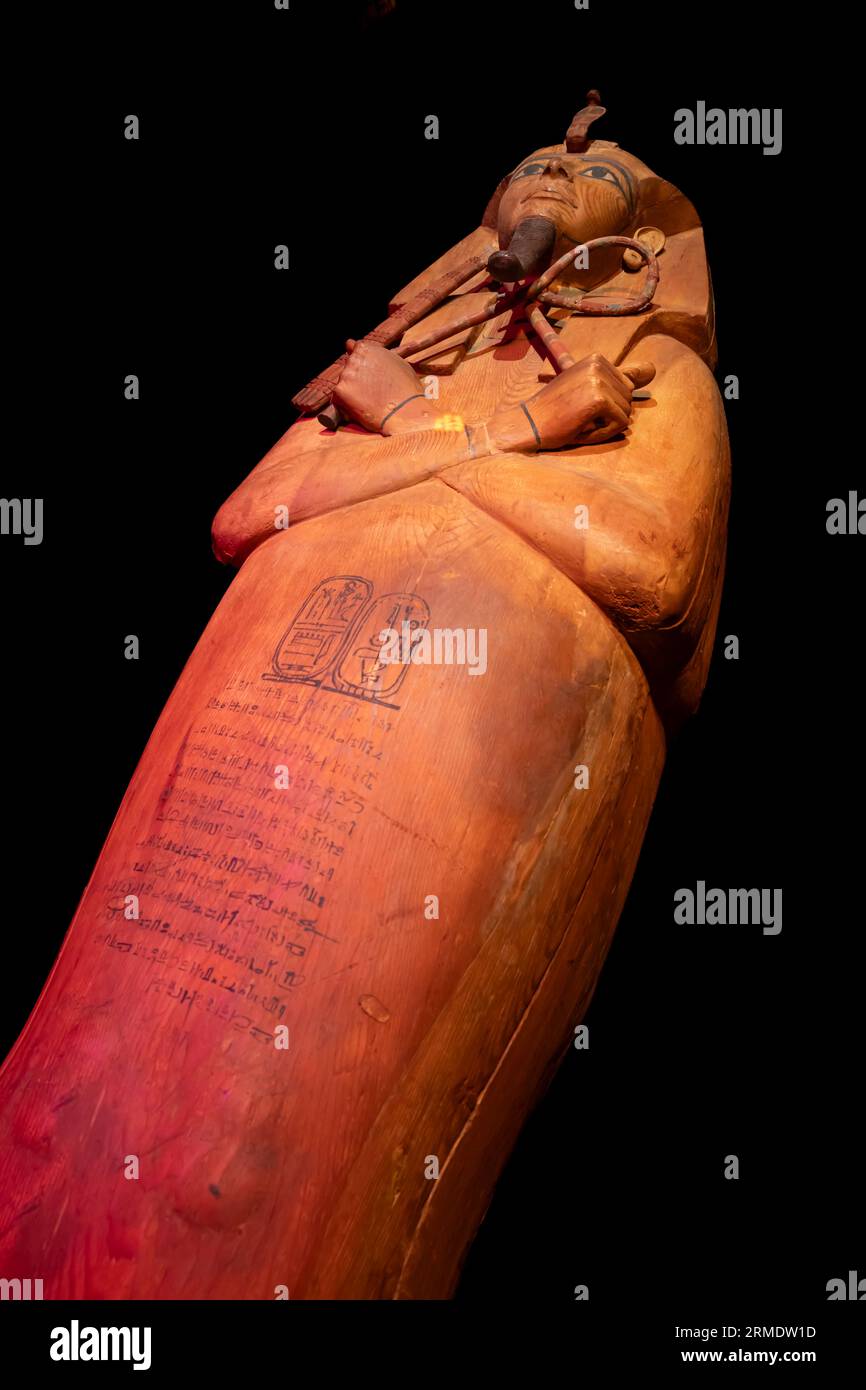 Paris, Frankreich - 08 22 2023: Ramses II. Der große, Gold der Pharaonen. Der Sarkophag von Ramses II Stockfoto
