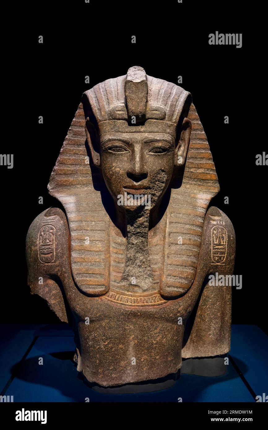 Paris, Frankreich - 08 22 2023: Ramses II. Der große, Gold der Pharaonen. Oberer Teil einer Granodioritstatue von Merenptah Stockfoto