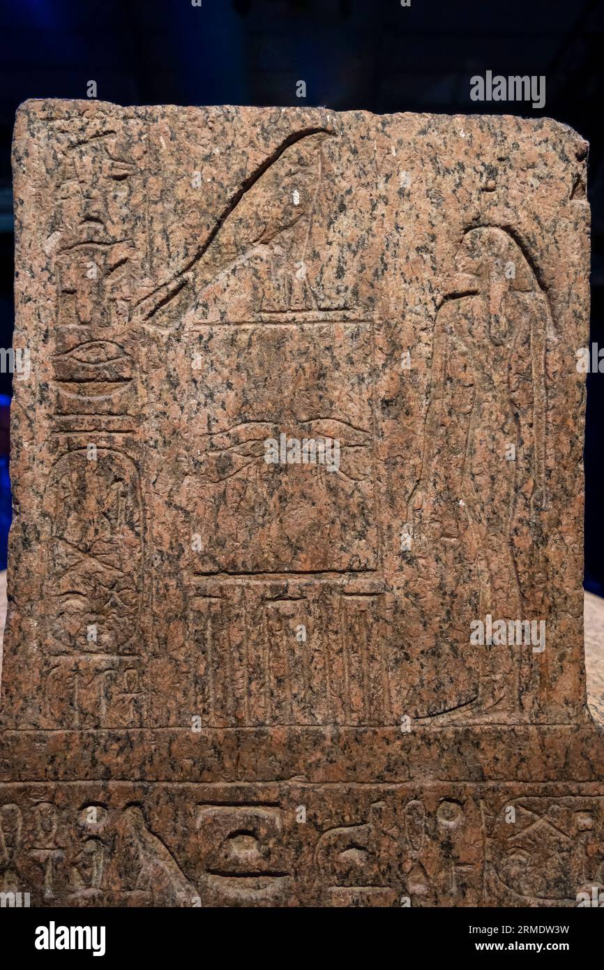 Paris, Frankreich - 08 22 2023: Ramses II. Der große, Gold der Pharaonen. Deckel aus dem Sarkophag von Merenptah, wiederverwendet für Psusennes I. Stockfoto