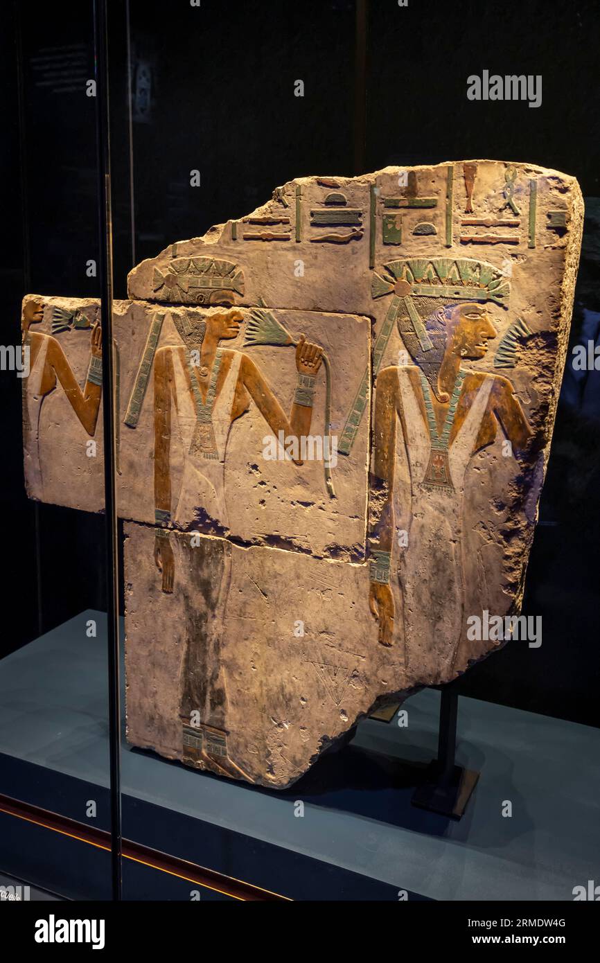 Paris, Frankreich - 08 22 2023: Ramses II. Der große, Gold der Pharaonen. Gemaltes Kalksteinrelief aus dem Grab von Djehutihotep II Stockfoto