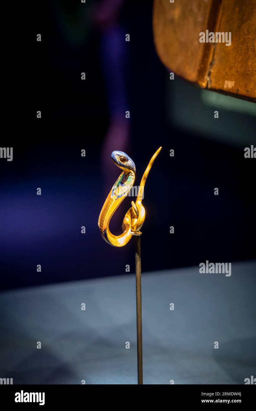 Paris, Frankreich - 08 22 2023: Ramses II. Der große, Gold der Pharaonen. Das Gesicht des Pharaos Stockfoto