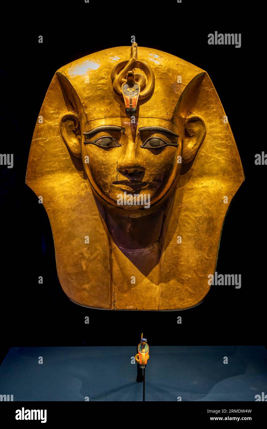 Paris, Frankreich - 08 22 2023: Ramses II. Der große, Gold der Pharaonen. Das Gesicht des Pharaos Stockfoto