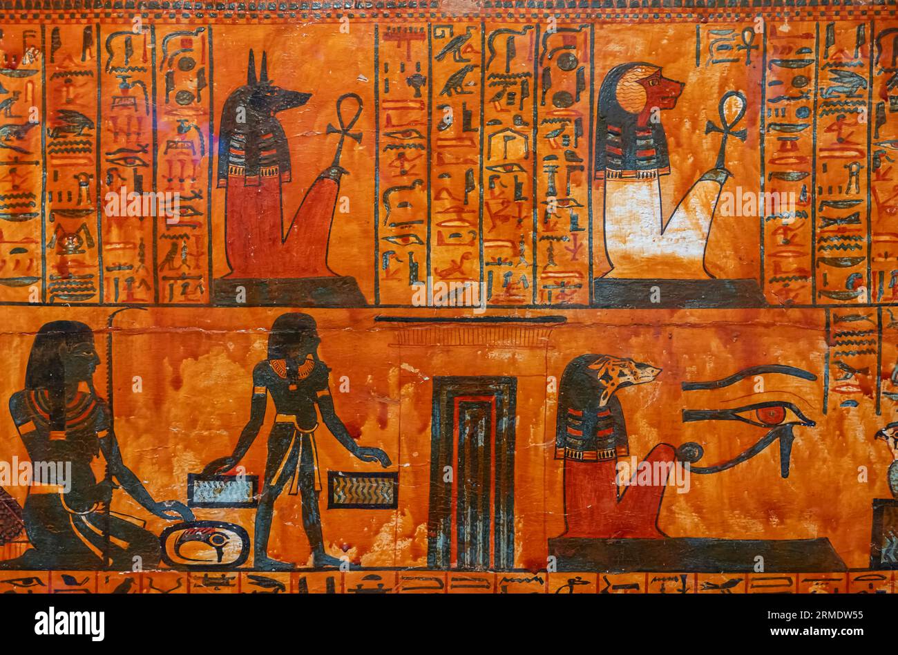 Paris, Frankreich - 08 22 2023: Ramses II. Der große, Gold der Pharaonen. Äußerer Sarg von Sennedjem, mit Deckel, auf einem Holzschlitten Stockfoto