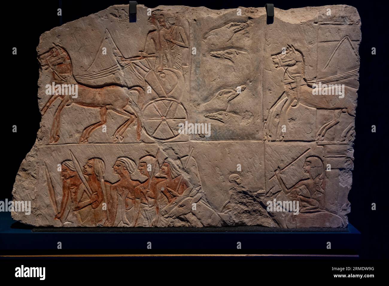 Paris, Frankreich - 08 22 2023: Ramses II. Der große, Gold der Pharaonen. Gemalter Kalksteinblock vom Grab von Iwrkhy Stockfoto