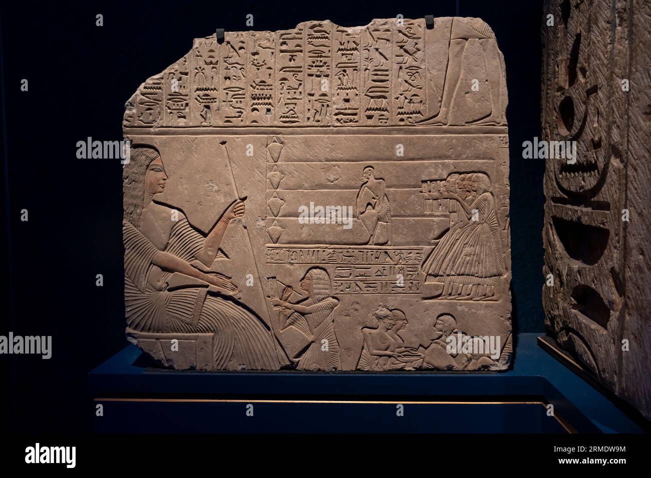 Paris, Frankreich - 08 22 2023: Ramses II. Der große, Gold der Pharaonen. Gemalter Kalksteinblock vom Grab von Iwrkhy Stockfoto