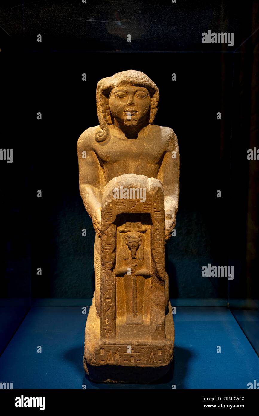 Paris, Frankreich - 08 22 2023: Ramses II. Der große, Gold der Pharaonen. Statue von Khaemwaset mit einer Figur von Ptah Stockfoto